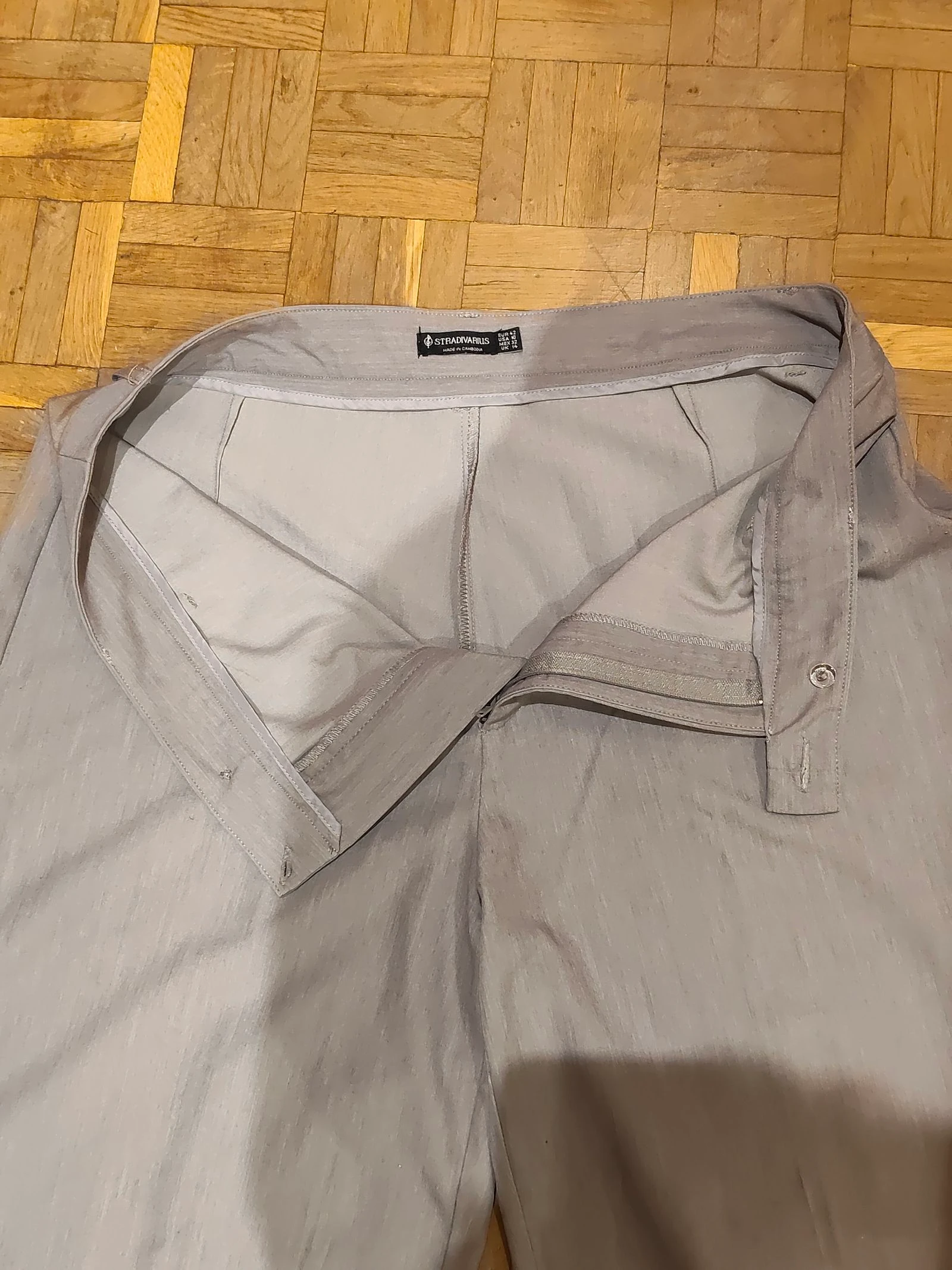 Mango-Breed uitlopende grijze broek en wit gestructureerd top – photo 3